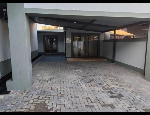 1,040M² OFFICE FOR SALE IN VANDERBIJLPARK SW 5